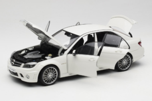 Mercedes AMG C63 W204 Baltas AUTOart 1:18 72674-R1 Metalas - nuotrauka 2 iš 8