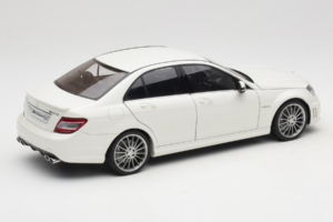 Mercedes AMG C63 W204 Baltas AUTOart 1:18 72674-R1 Metalas - nuotrauka 3 iš 8