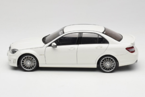 Mercedes AMG C63 W204 Baltas AUTOart 1:18 72674-R1 Metalas - nuotrauka 4 iš 8