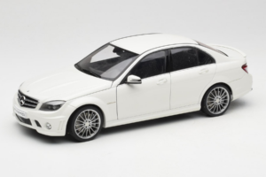 Mercedes AMG C63 W204 Baltas AUTOart 1:18 72674-R1 Metalas