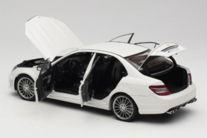 Mercedes AMG C63 W204 Baltas AUTOart 1:18 72674-R1 Metalas - nuotrauka 5 iš 8