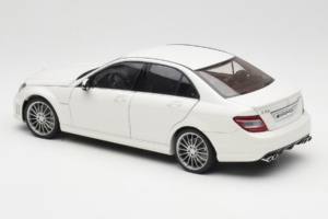 Mercedes AMG C63 W204 Baltas AUTOart 1:18 72674-R1 Metalas - nuotrauka 7 iš 8