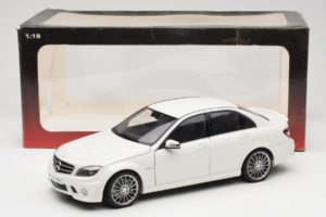 Mercedes AMG C63 W204 Baltas AUTOart 1:18 72674-R1 Metalas - nuotrauka 8 iš 8