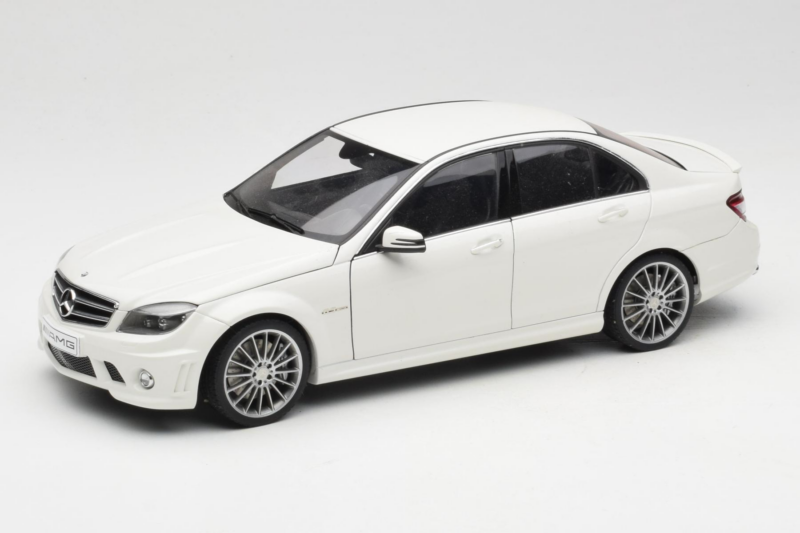 Mercedes AMG C63 W204 Baltas AUTOart 1:18 72674-R1 Metalas