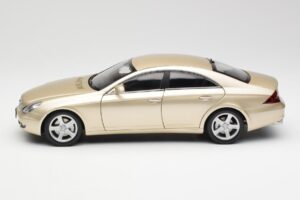 Mercedes CLS C219 Šviesiai Smėlinis Auksinis Kyosho 1:18 08401LBE Metalas - nuotrauka 4 iš 8