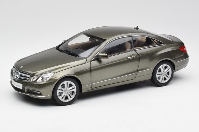 Mercedes E-Class Coupe C207 Titanite Pilkas Metalinis Minichamps 1:18 B66962419 Metalas