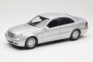 Mercedes E-Class W211 Sidabrinis Kyosho 1:18 B66962146 Metalas