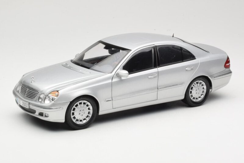 Mercedes E-Class W211 Sidabrinis Kyosho 1:18 B66962146 Metalas