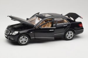 Mercedes E-Class W211 Juodas Maisto 1:18 31172 Metalas - nuotrauka 2 iš 8