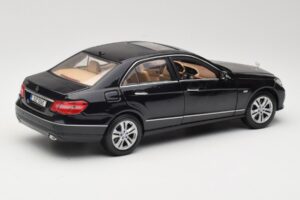 Mercedes E-Class W211 Juodas Maisto 1:18 31172 Metalas - nuotrauka 3 iš 8