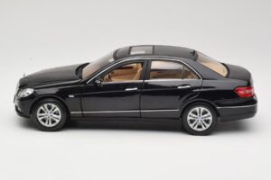 Mercedes E-Class W211 Juodas Maisto 1:18 31172 Metalas - nuotrauka 4 iš 8