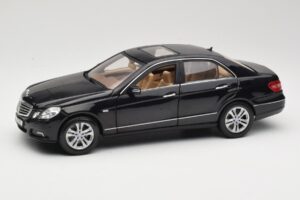 Mercedes E-Class W211 Juodas Maisto 1:18 31172 Metalas