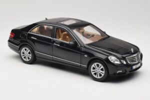 Mercedes E-Class W211 Juodas Maisto 1:18 31172 Metalas - nuotrauka 6 iš 8