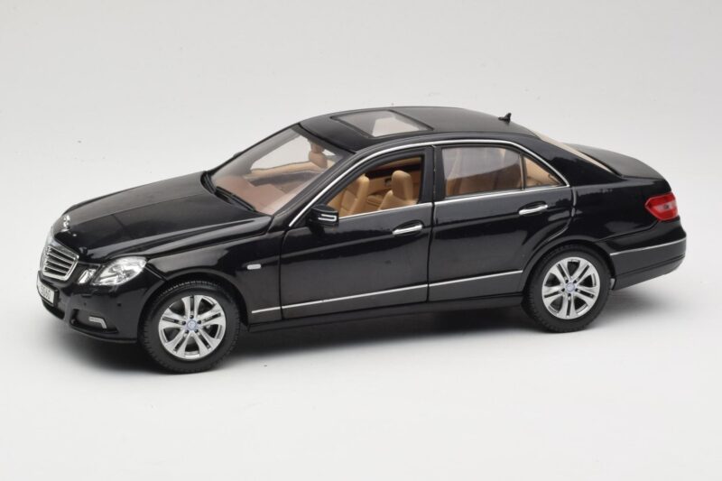 Mercedes E-Class W211 Juodas Maisto 1:18 31172 Metalas