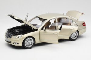 Mercedes E-Class W212 Elegance Pearl Smėlio Metalinis Minichamps 1:18 B66960215 Metalas - nuotrauka 2 iš 8