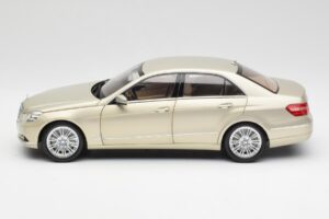 Mercedes E-Class W212 Elegance Pearl Smėlio Metalinis Minichamps 1:18 B66960215 Metalas - nuotrauka 4 iš 8