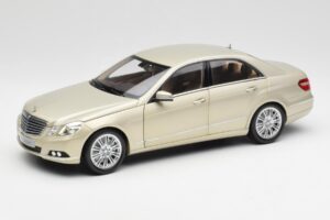 Mercedes E-Class W212 Elegance Pearl Smėlio Metalinis Minichamps 1:18 B66960215 Metalas