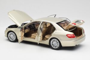 Mercedes E-Class W212 Elegance Pearl Smėlio Metalinis Minichamps 1:18 B66960215 Metalas - nuotrauka 5 iš 8