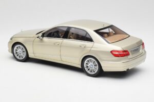 Mercedes E-Class W212 Elegance Pearl Smėlio Metalinis Minichamps 1:18 B66960215 Metalas - nuotrauka 7 iš 8