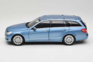 Mercedes E-Class W212 Estate Indigolith Metallic Blue Minichamps 1:18 B66962449 Metalas - nuotrauka 4 iš 8