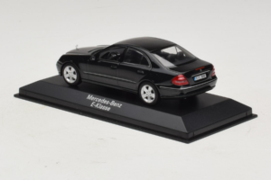 Mercedes E-Class W211 Juodas Minichamps 1:43 B66961950 Metalas - nuotrauka 3 iš 4