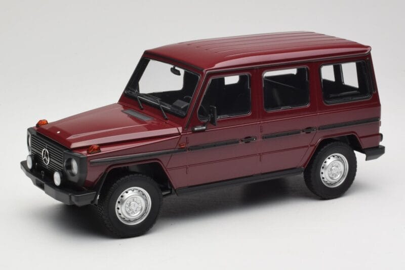 Mercedes G-Class W460 LWB Tamsiai Raudonas Minichamps 1:18 155038102 Metalas