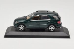 Mercedes ML 500 W164 Tamsiai Žalias Minichamps 1:43 400034500 Metalas