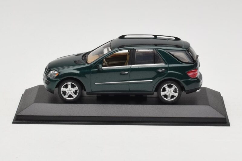 Mercedes ML 500 W164 Tamsiai Žalias Minichamps 1:43 400034500 Metalas