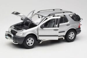 Mercedes ML320 W163 Sidabrinis Maisto 1:18 50319 Metalas - nuotrauka 2 iš 8