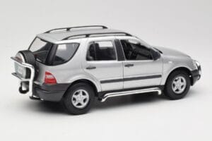 Mercedes ML320 W163 Sidabrinis Maisto 1:18 50319 Metalas - nuotrauka 3 iš 8