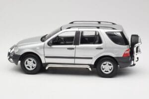 Mercedes ML320 W163 Sidabrinis Maisto 1:18 50319 Metalas - nuotrauka 4 iš 8