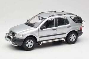 Mercedes ML320 W163 Sidabrinis Maisto 1:18 50319 Metalas