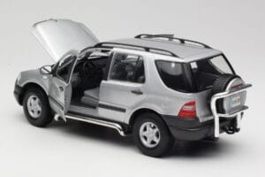 Mercedes ML320 W163 Sidabrinis Maisto 1:18 50319 Metalas - nuotrauka 5 iš 8