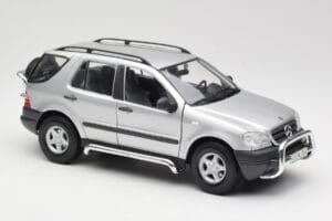 Mercedes ML320 W163 Sidabrinis Maisto 1:18 50319 Metalas - nuotrauka 6 iš 8