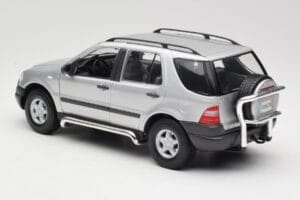 Mercedes ML320 W163 Sidabrinis Maisto 1:18 50319 Metalas - nuotrauka 7 iš 8