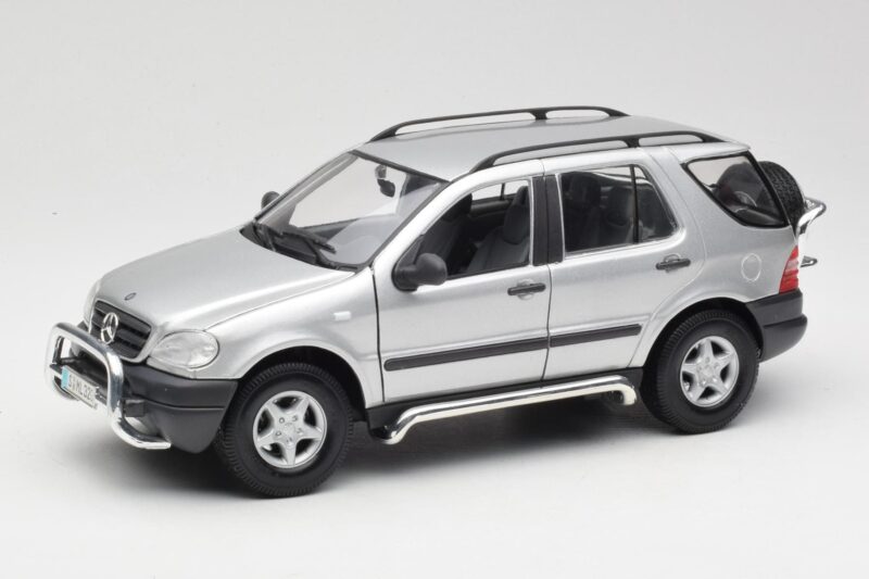 Mercedes ML320 W163 Sidabrinis Maisto 1:18 50319 Metalas