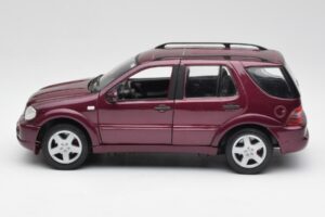 Mercedes ML55 AMG W163 Violetinis Maisto 1:18 31876 Metalas - nuotrauka 4 iš 8