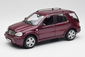 Mercedes ML55 AMG W163 Violetinis Maisto 1:18 31876 Metalas
