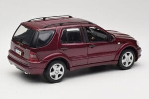 Mercedes ML55 AMG W163 Raudonas Maisto 1:18 50348 Metalas - nuotrauka 3 iš 8