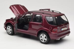 Mercedes ML55 AMG W163 Raudonas Maisto 1:18 50348 Metalas - nuotrauka 5 iš 8