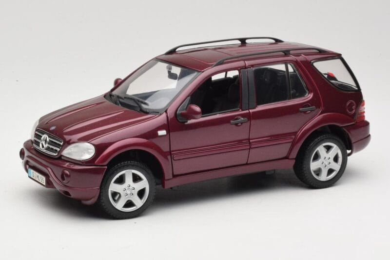 Mercedes ML55 AMG W163 Raudonas Maisto 1:18 50348 Metalas
