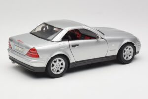 Mercedes SLK R170 Roadsteris Sidabrinis Maisto 1:18 31674 Metalas - nuotrauka 5 iš 9