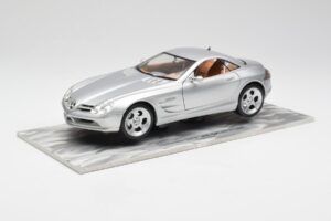 Mercedes SLR Vision Sidabrinis Riboto Leidimo Su Aliuminio Pagrindu Bburago 1:18 B66962102 Metalas
