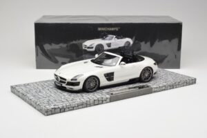 Mercedes Brabus SLS AMG 700 Biturbo Roadster Pearl Baltas Minichamps 1:18 107032130 Metalas - nuotrauka 6 iš 6
