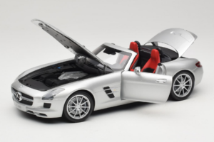 Mercedes SLS AMG Roadster Iridium Sidabrinis Minichamps 1:18 B66960078 Metalas - nuotrauka 2 iš 8