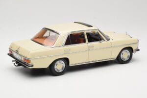 Mercedes W115 Strich 8 Kreminis Sun Star 1:18 4581 Metalas - nuotrauka 3 iš 8