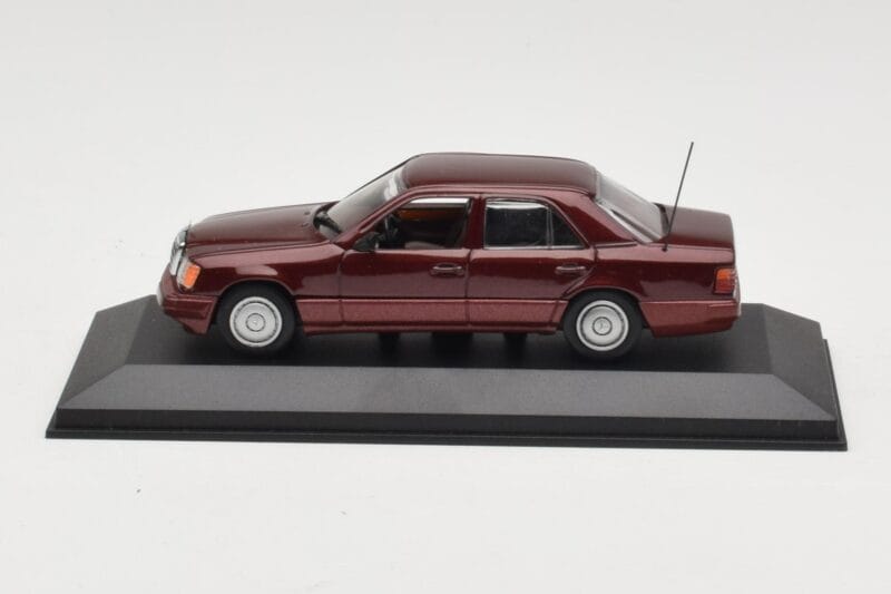 Mercedes W124 Dark Red Metallic Minichamps 1:43 Mercedes W124 Dark Red Metallic Minichamps 1:43 MB002 Metalas