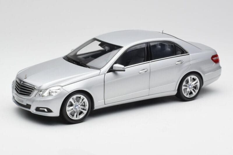Mercedes E-klasė W212 Avantgarde Iridium Sidabrinis Dažai 2 leidimas Minichamps 1:18 B66960212-D2 Metalas