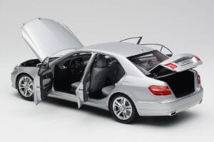 Mercedes E-klasė W212 Avantgarde Iridium Sidabrinis Dažai 1 leidimas Minichamps 1:18 B66960212-D1 Metalas - nuotrauka 5 iš 11