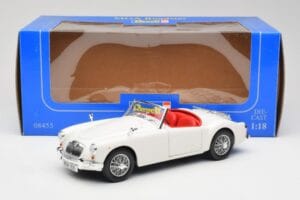 MGA Roadster Old English White Revell 1:18 08455 Metalas - nuotrauka 8 iš 8